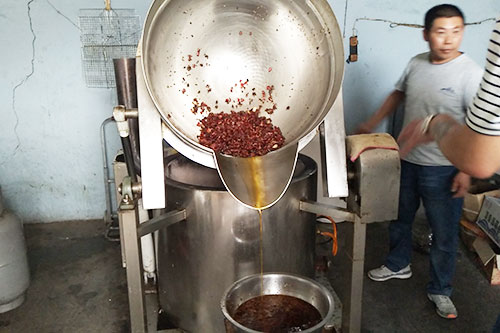 攪拌炒鍋炒辣子雞現(xiàn)場圖片